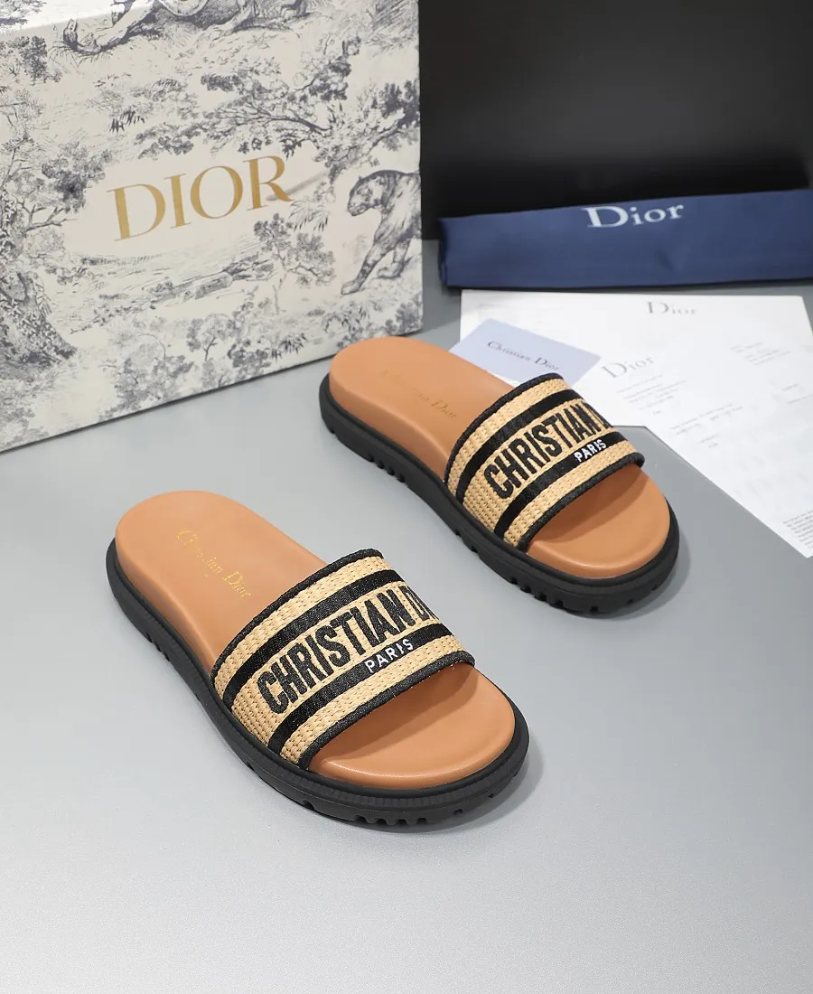 💕💕Factory direct selling price p360💕💕 Dior flat slippers, straw sugar upper with electric embroidery weaving, embroidered letters, and sheepskin lining. TPU outsole, code number: 35-42